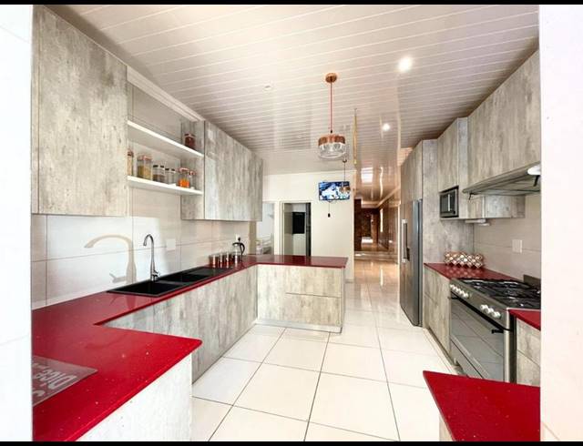 6 BEDROOM HOUSE FOR SALE IN CHATSWORTH